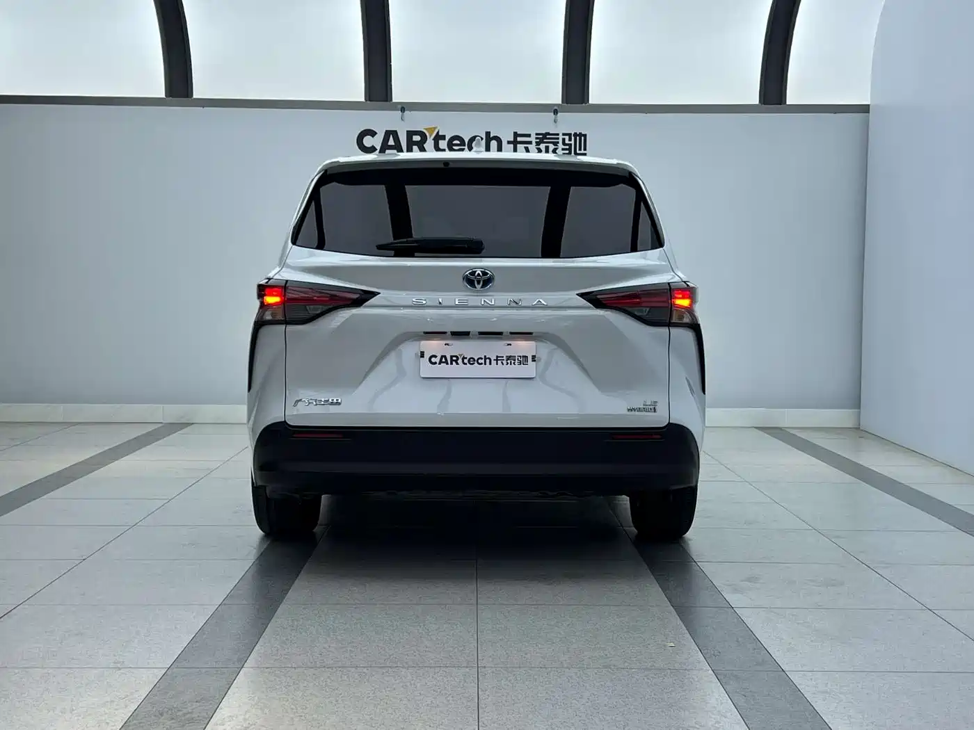 Toyota Sienna 2023 2.5L Hybrid Comfort Edition фото 3