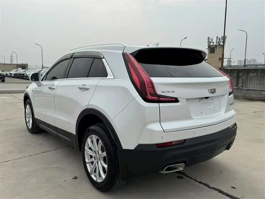 CADILLAC XT4