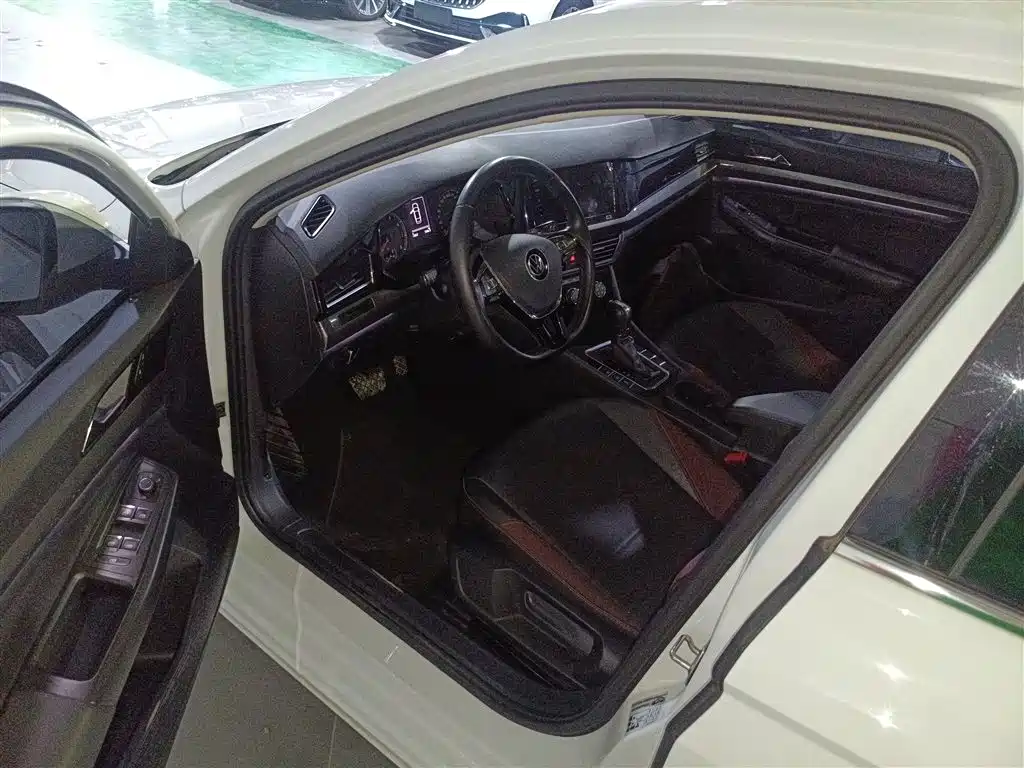 VOLKSWAGEN BORA