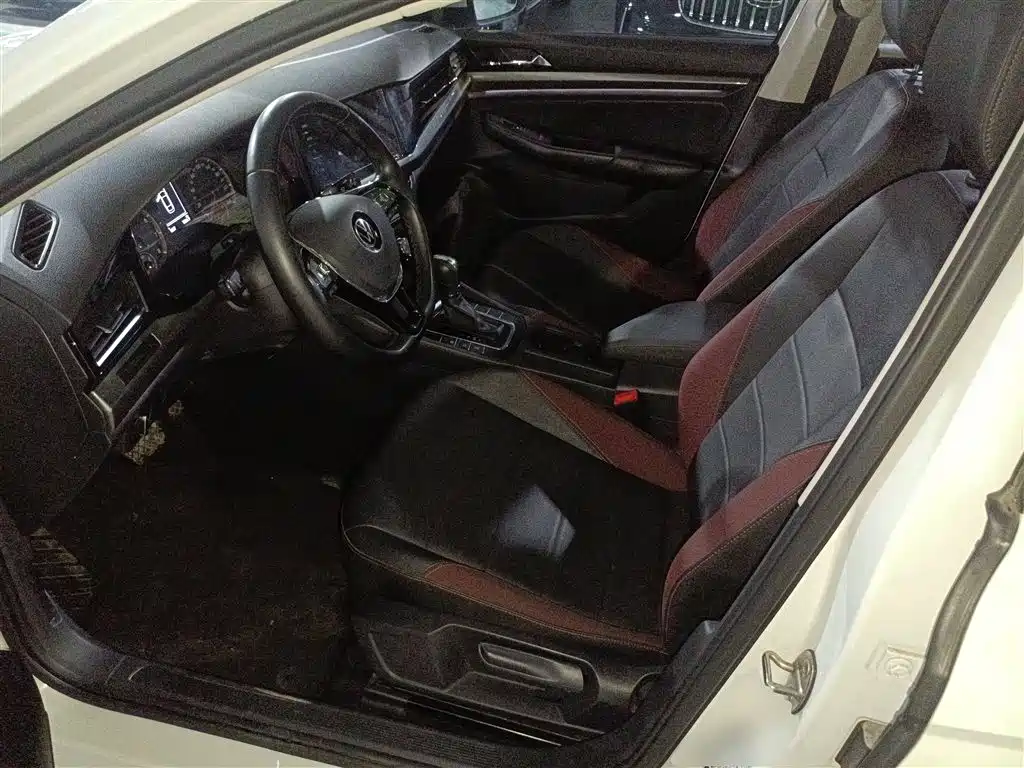 VOLKSWAGEN BORA