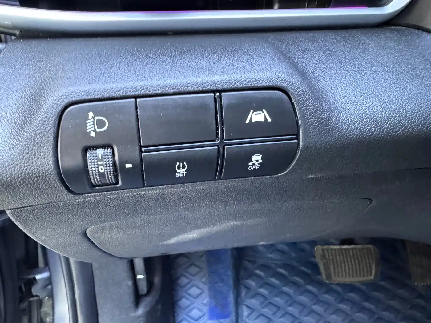 Hyundai Elantra 2022 1.5L CVT LUX Premium Edition фото 17