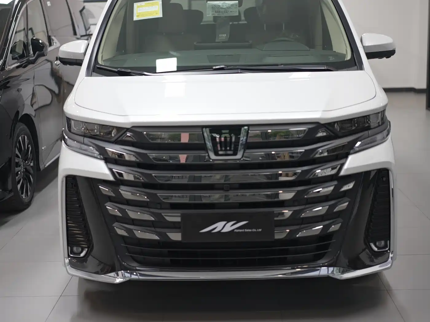 Toyota Vellfire 2024 Crown Hybrid 2.5L Executive Premium Edition фото 2
