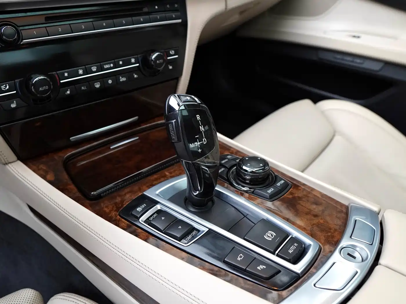 BMW 7 Series 2010 760Li фото 21