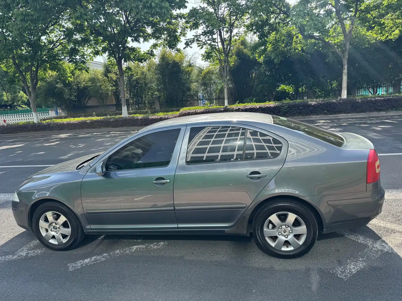 Škoda Octavia 2009 1.6L Automatic Yishi Edition фото 5