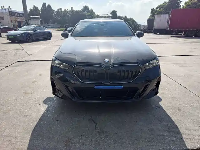 BMW 5 Series 2025 525Li M Sport Package — фото 2