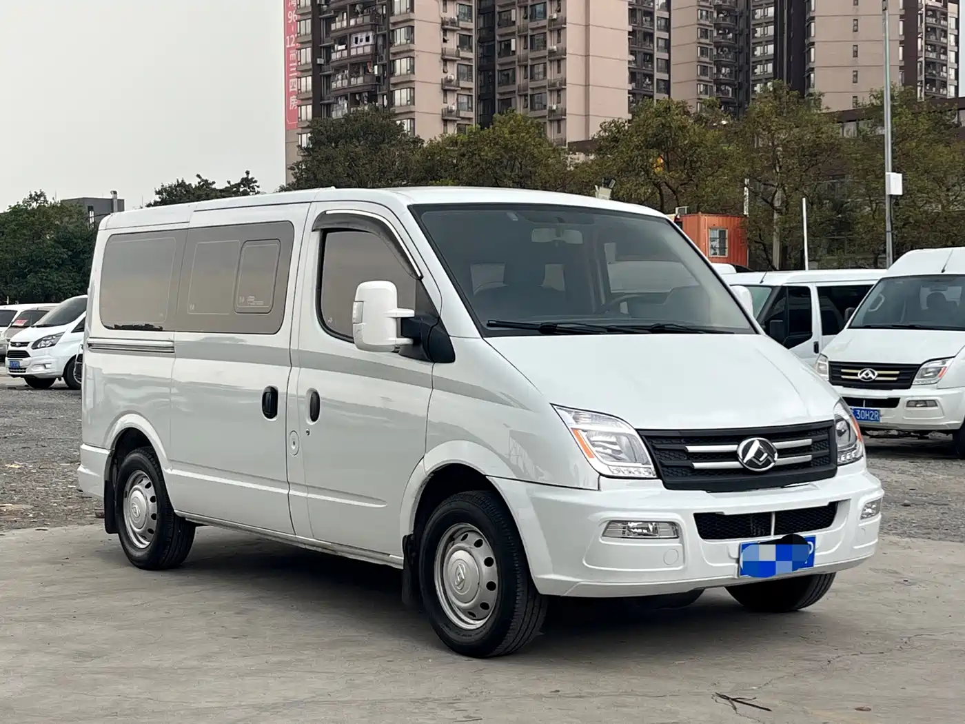 SAIC Maxus Xintu V80 2023 2.0T PLUS Manual Urban Edition Short Wheelbase Ultra-low Roof 7/8/9-seater фото 3