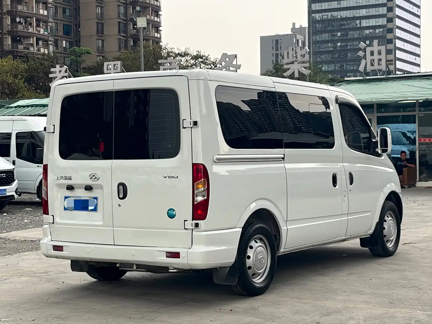 SAIC Maxus Xintu V80 2023 2.0T PLUS Manual Urban Edition Short Wheelbase Ultra-low Roof 7/8/9-seater фото 4
