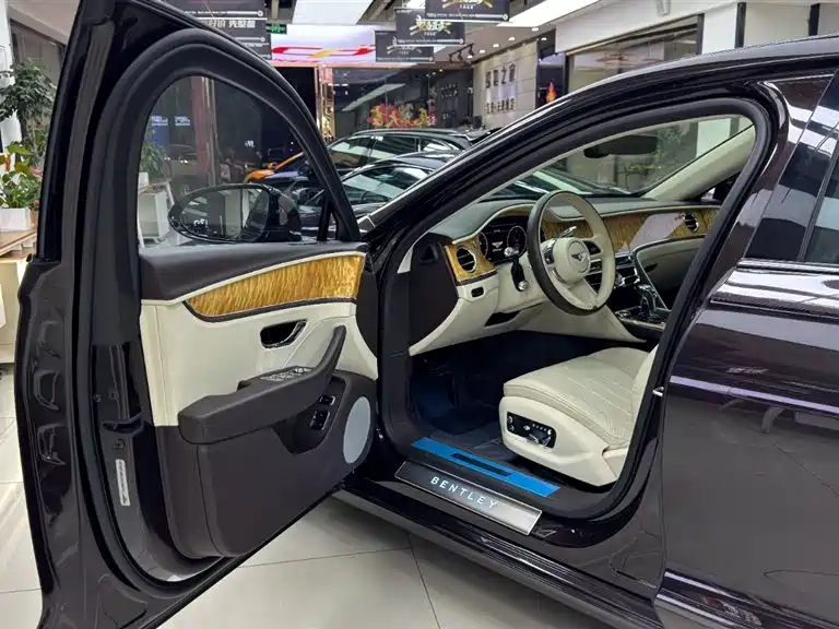 Bentley Flying Spur 2021 4.0T V8 Standard Version фото 17