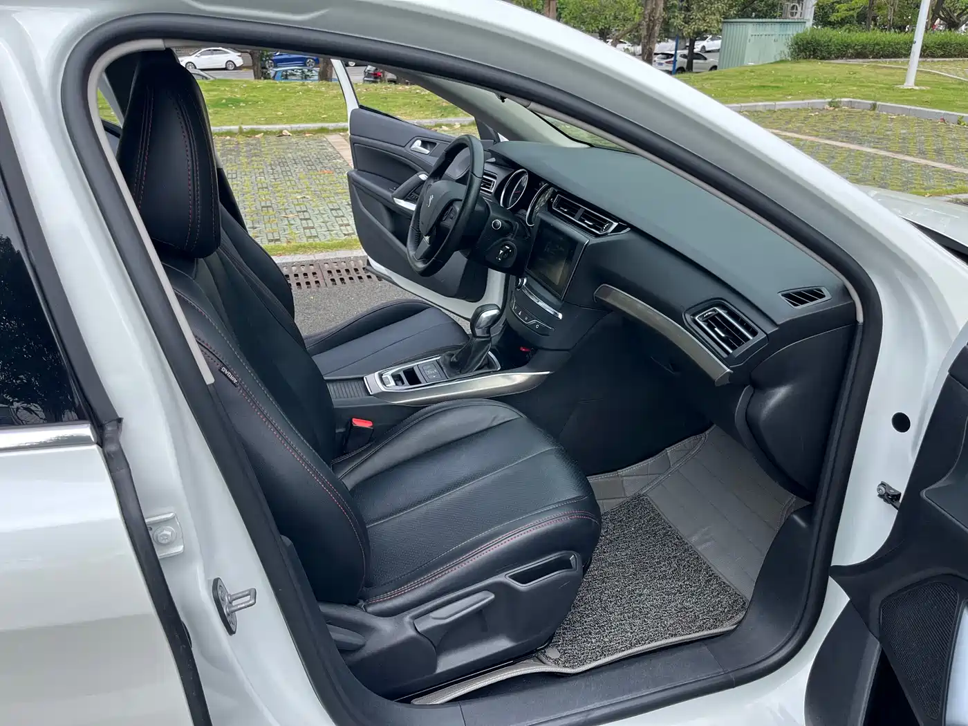 Peugeot 408 2016 1.6T Automatic Luxury Edition фото 10