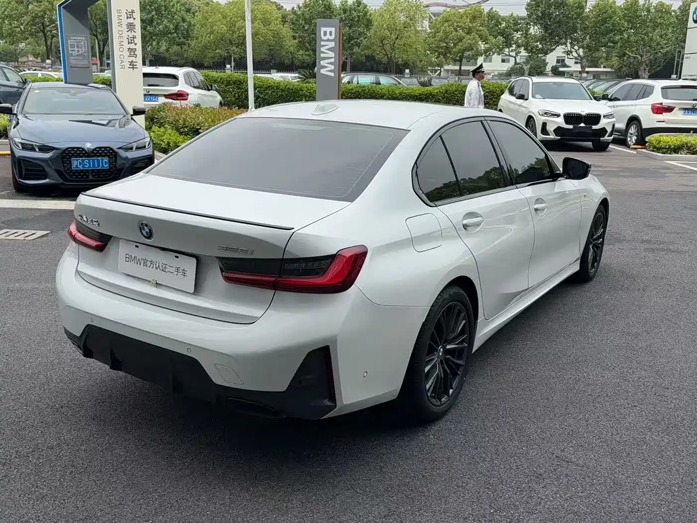 BMW 3 Series 2023 325i M Sport Black Night Package фото 14