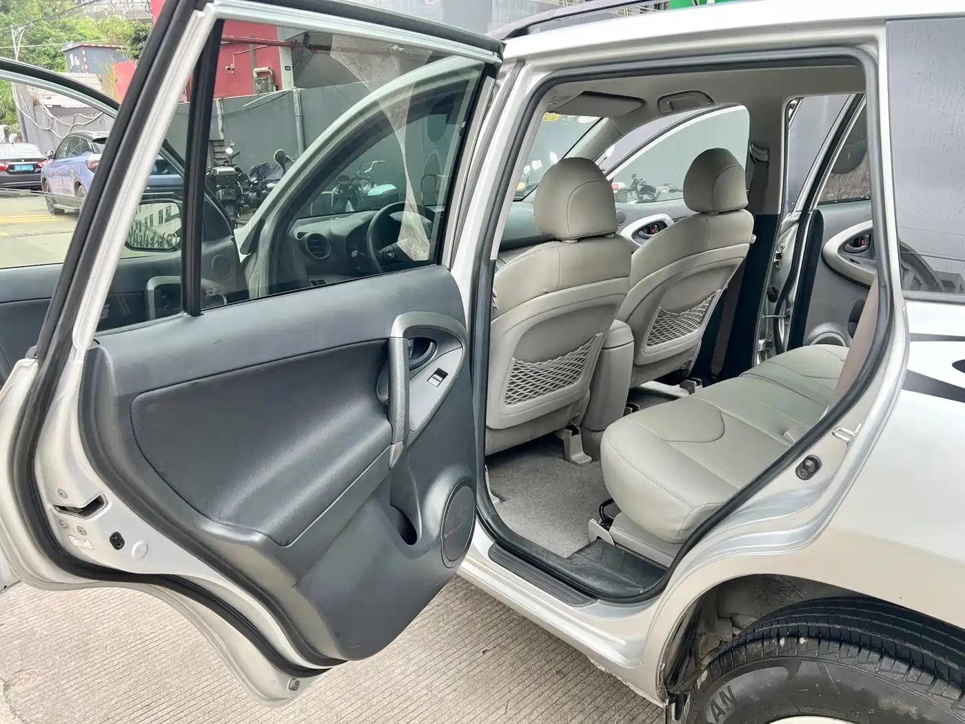 Toyota RAV4 Rongfang 2010 2.0L Automatic Luxury Upgrade Edition фото 11