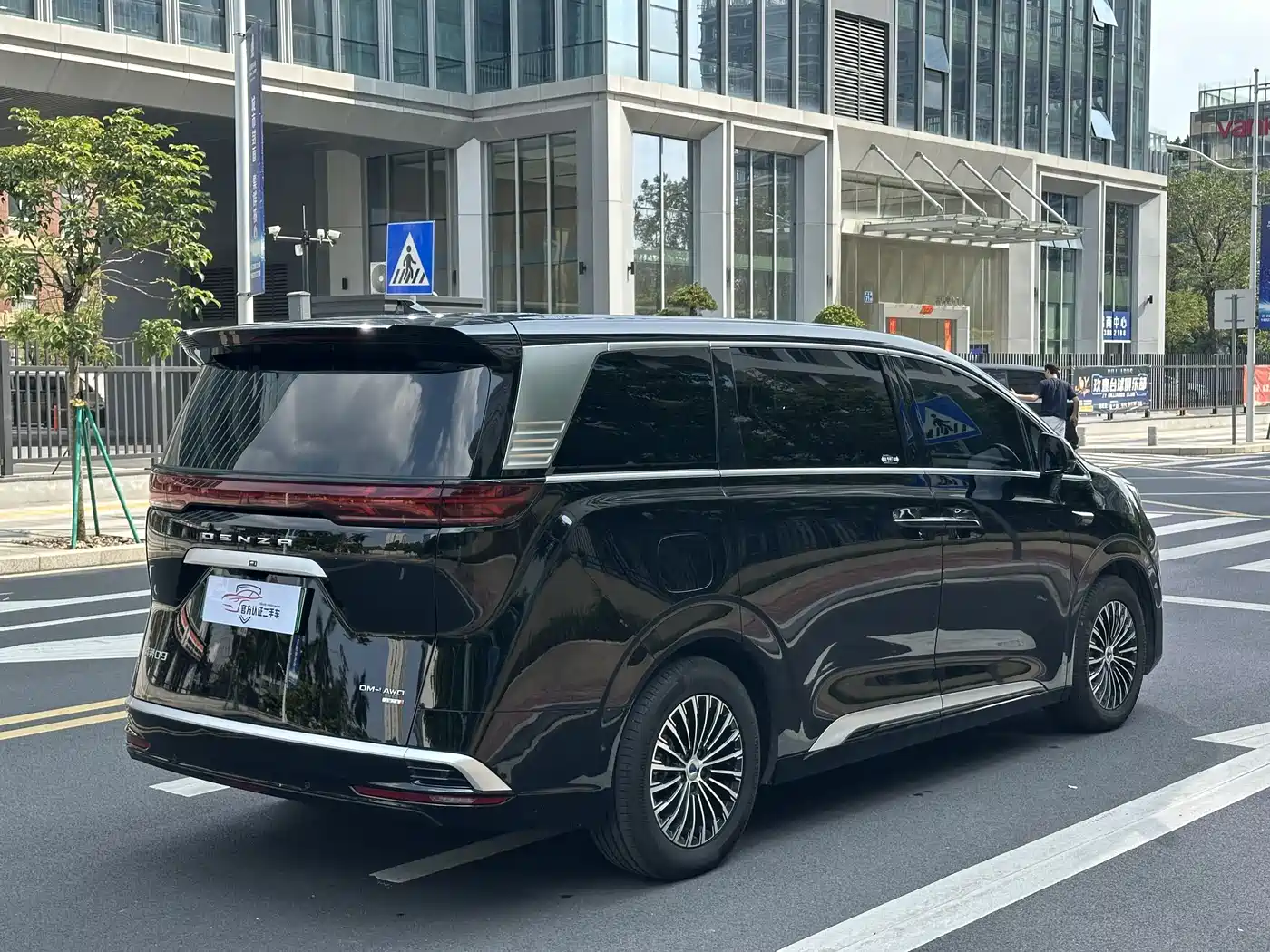 Denza D9 2025 DM-i Smart Drive Edition 1020 AWD Prestige фото 4