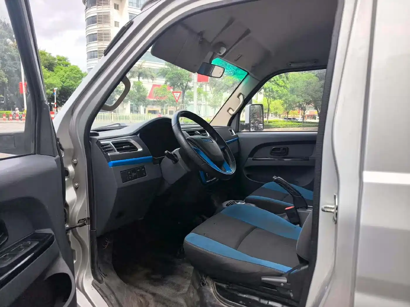 SRM Xinyuan Xinyuan T5L EV 2024 2024 Model Urban Version 3.7m Cargo Van with Rack Standard 55.7kWh