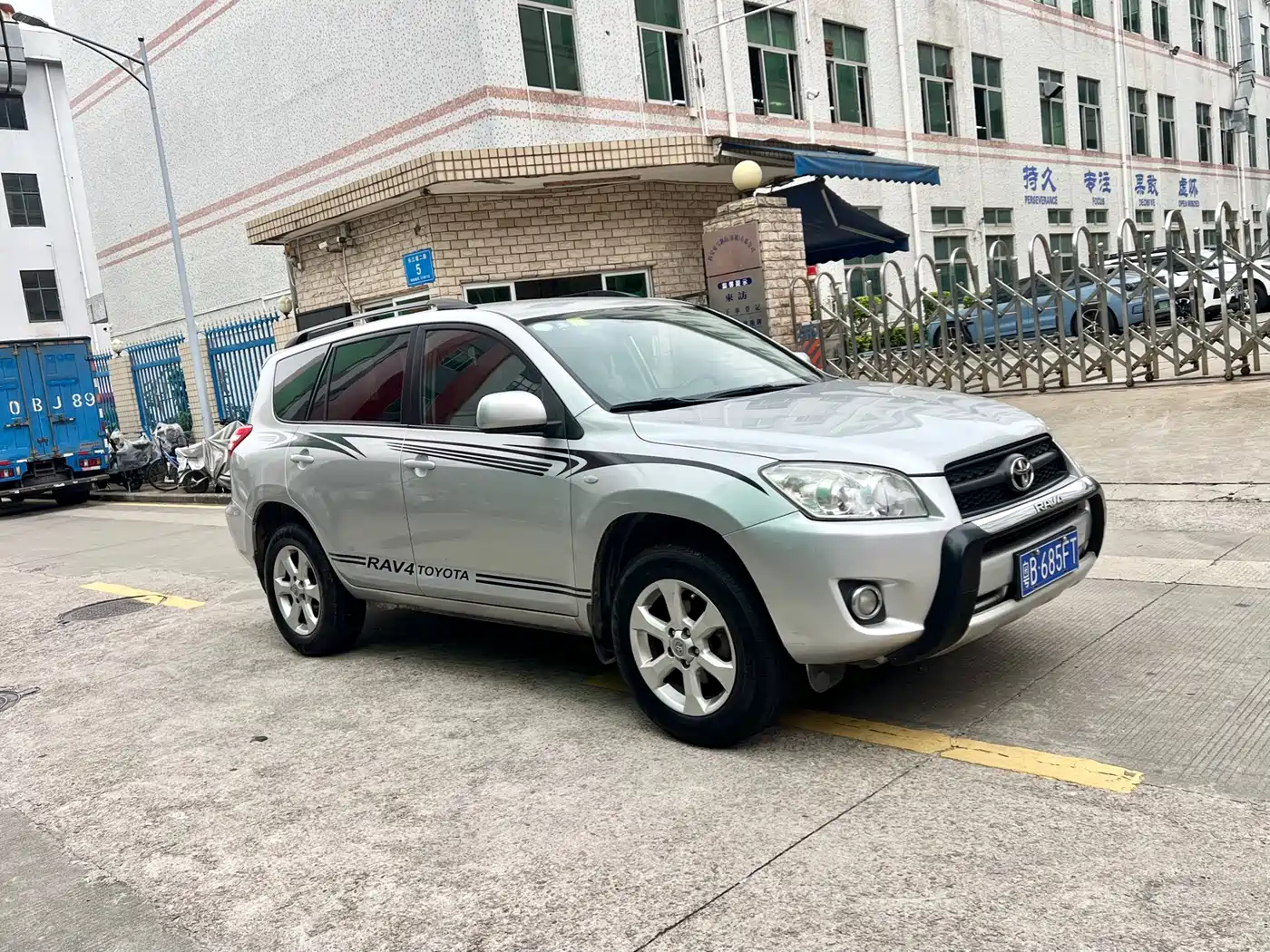 Toyota RAV4 Rongfang 2010 2.0L Automatic Luxury Upgrade Edition фото 3