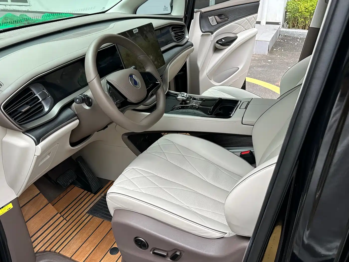 Denza D9 2022 DM-i 970 AWD Flagship фото 15
