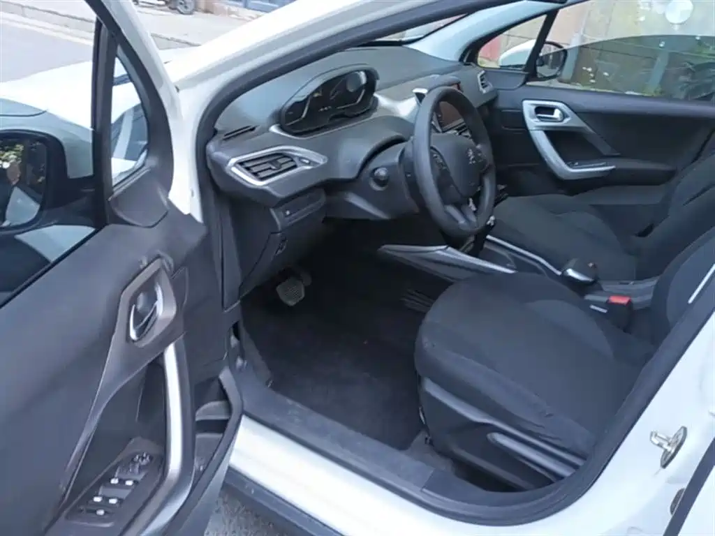 Peugeot 2008 2014 1.6L Automatic Fashion Edition фото 15