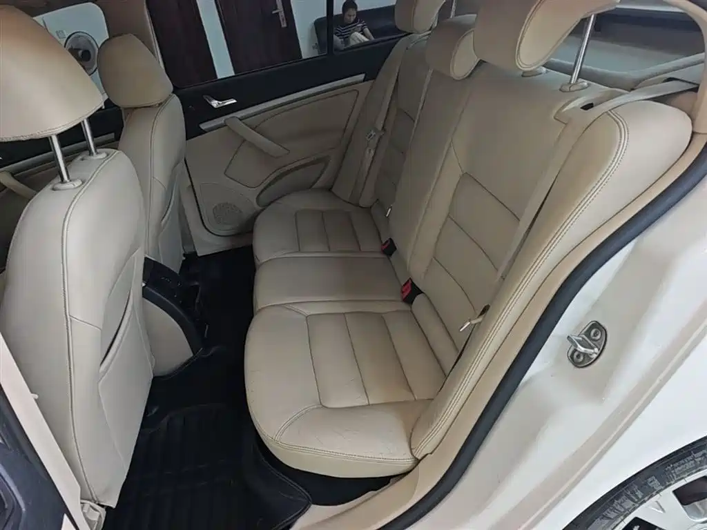 Škoda Octavia 2015 Classic 1.6L Automatic Elite Edition фото 17