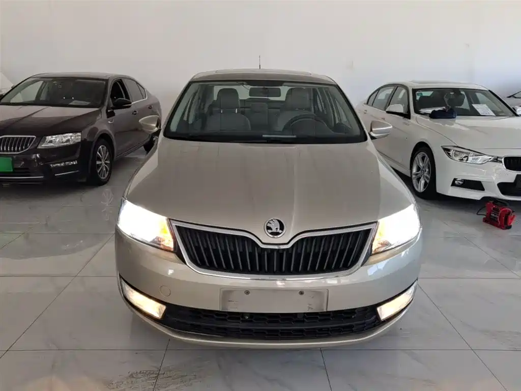Škoda Rapid 2015 1.6L Automatic Smart Selection фото 3