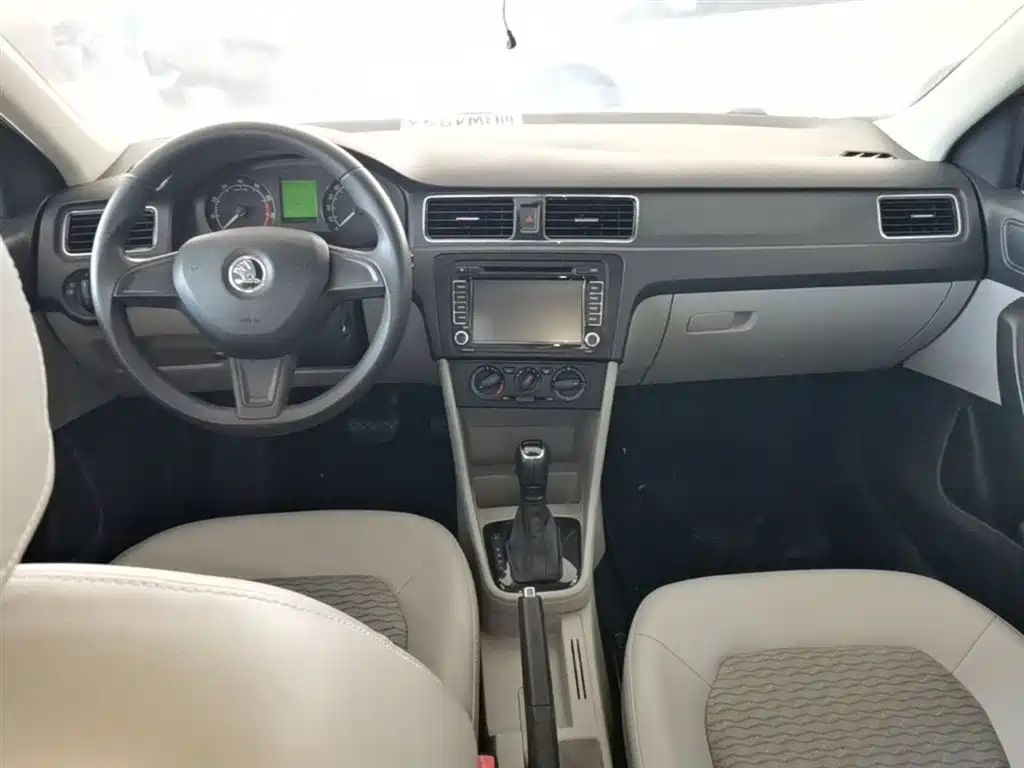 Škoda Rapid 2015 1.6L Automatic Smart Selection фото 10