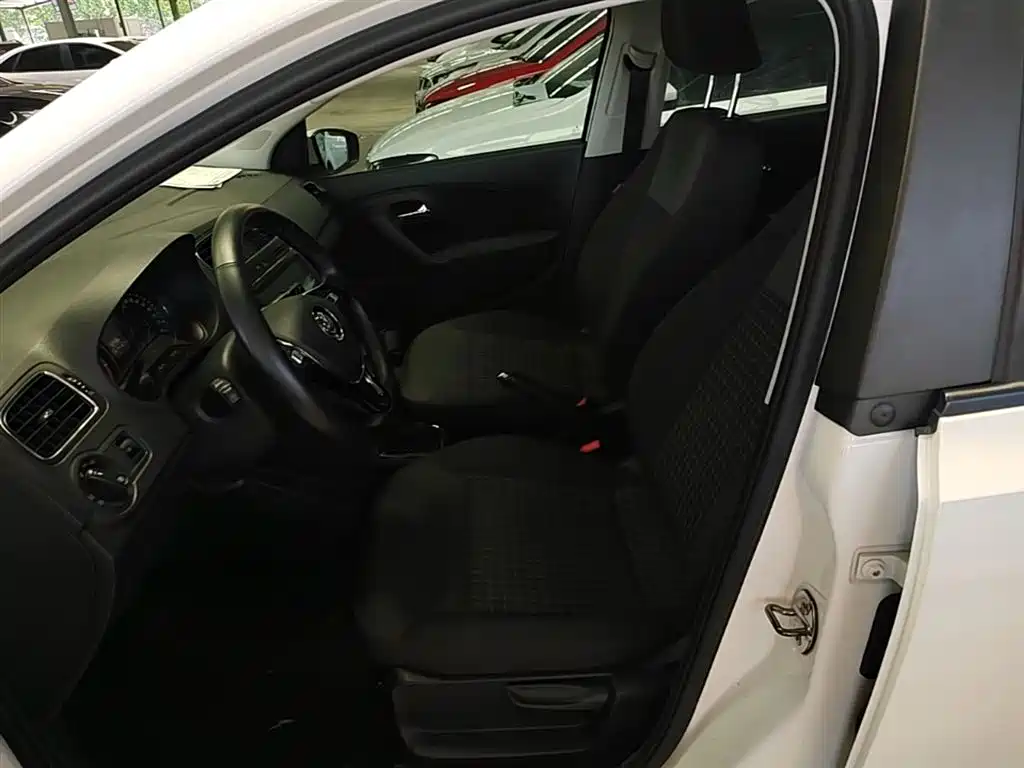 Volkswagen Polo 2016 1.6L Automatic Comfort фото 15