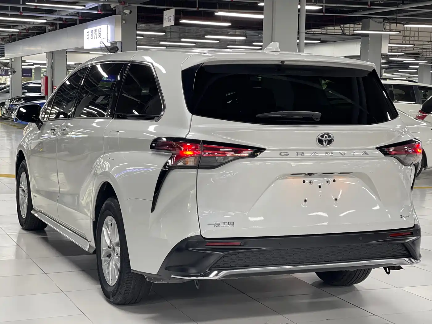 Toyota Granvia 2024 2.5L Hybrid Comfort фото 18