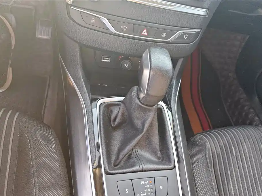 Peugeot 408 2015 Model 1.2T Automatic Luxury Edition фото 16