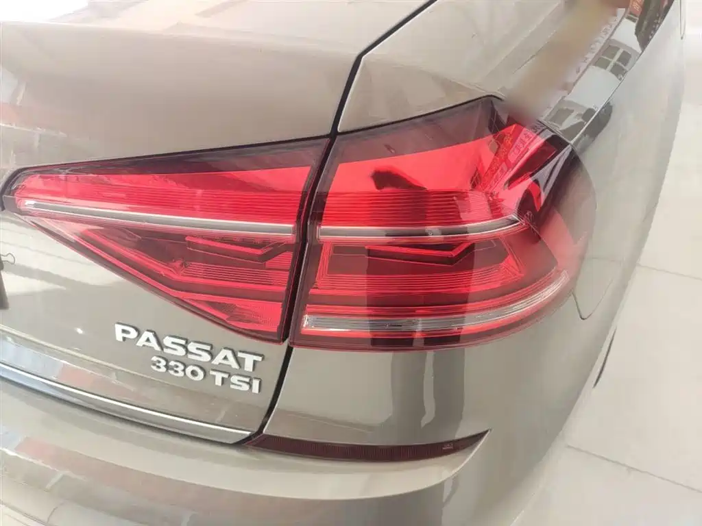Volkswagen Passat 2017 330TSI DSG Luxury фото 8