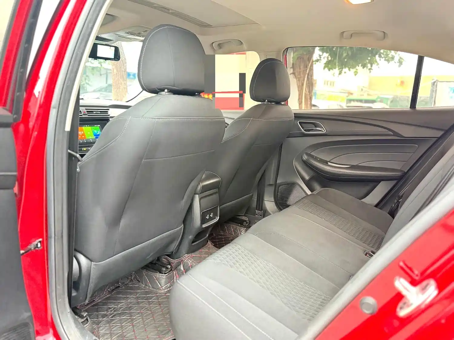 Фото 9 - Roewe i5