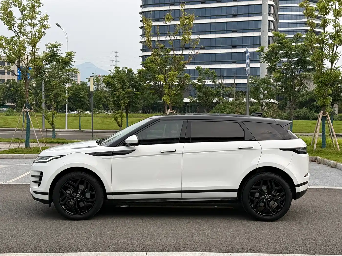 Land Rover Range Rover Evoque 2023 Range Rover Evoque L 249PS Luxury Edition фото 3