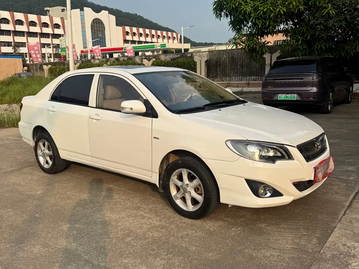Toyota Corolla 2013 1.6L Automatic Luxury фото 3