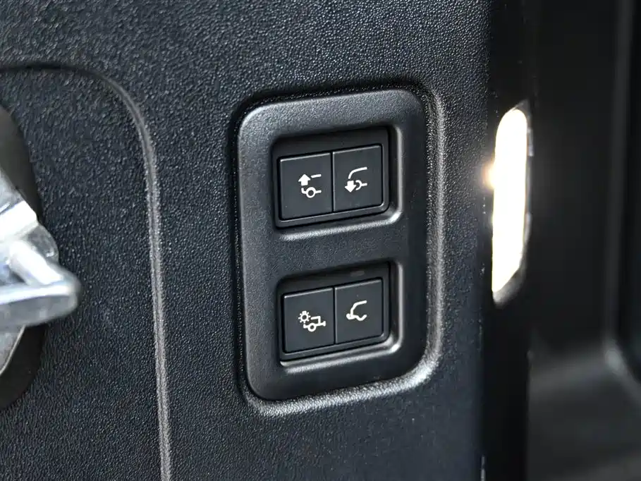 Land Rover Defender 2024 110 3.0T P400 Dark Special Edition фото 33