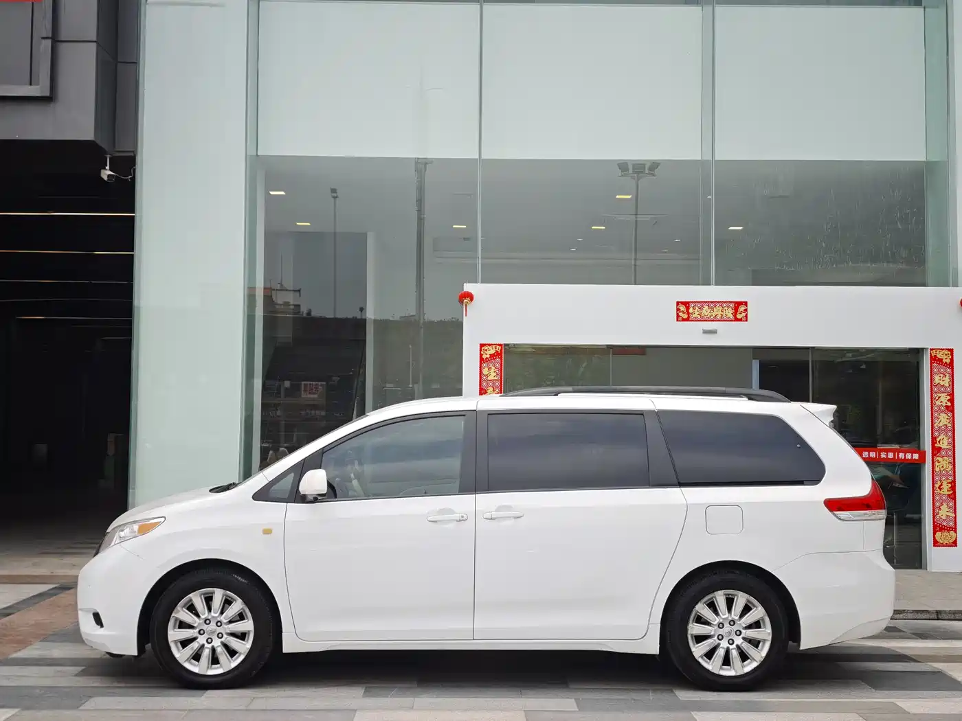Toyota Sienna 2013 3.5L 4WD Automatic фото 4