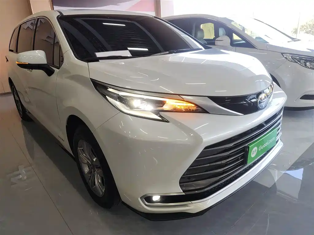 Toyota Sienna 2023 2.5L Hybrid Luxury Edition фото 4