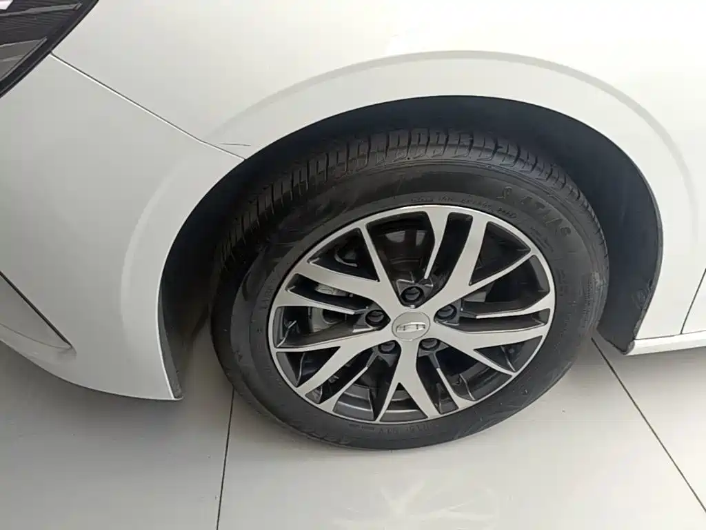 Фото 23 - Geely Emgrand