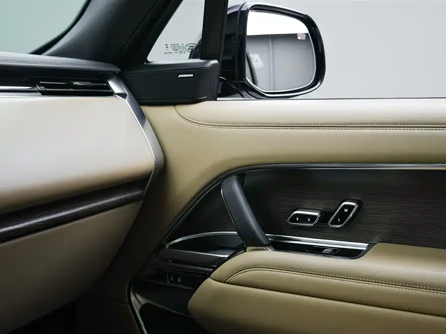 Land Rover Range Rover 2024 3.0 L6 360PS Golden Age Edition фото 24