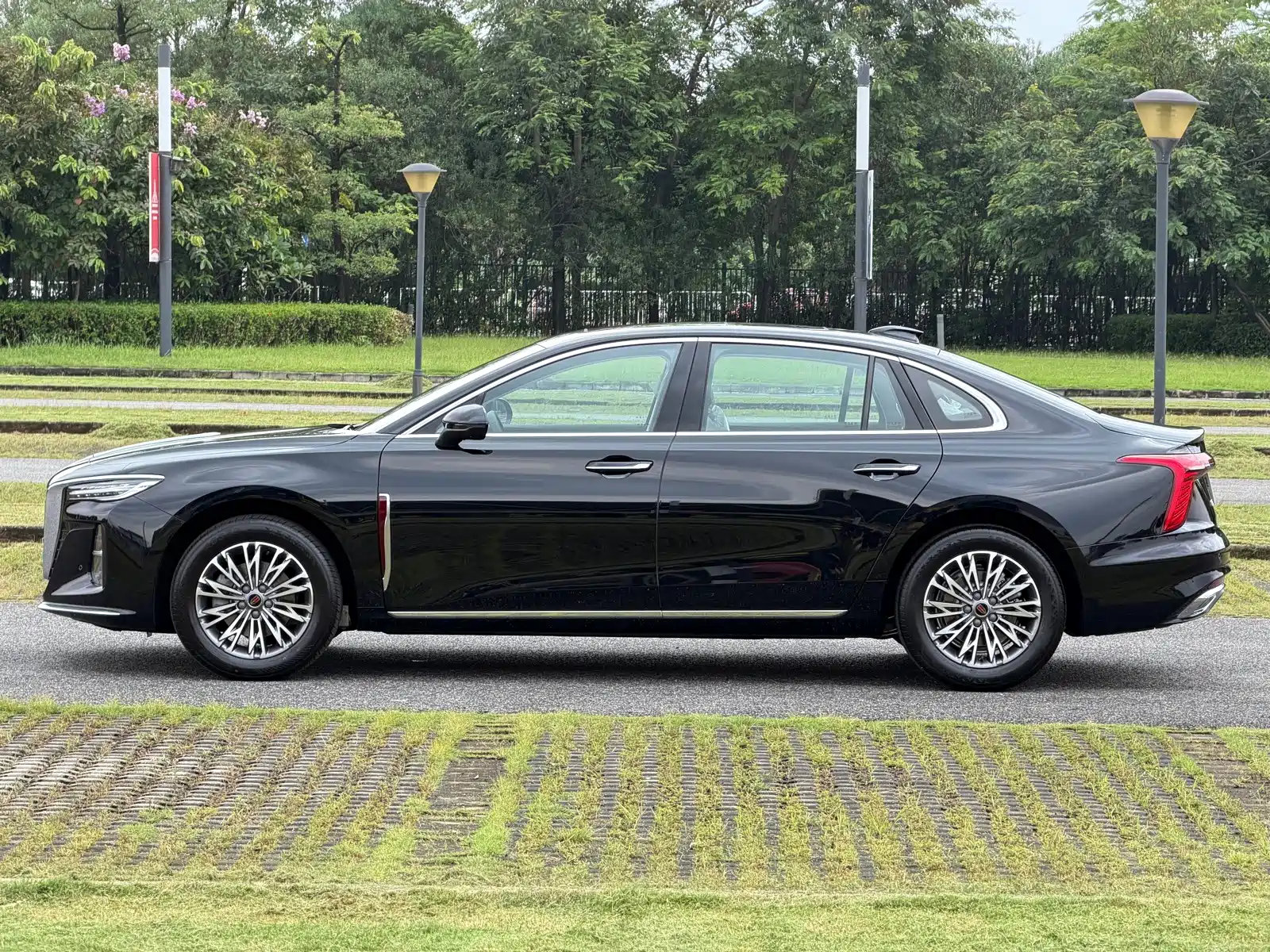 Photo 5 - Hongqi H5