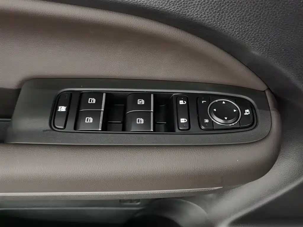 GAC Trumpchi Trumpchi M6 2019 270T Automatic Premium (6-seater) China V фото 9