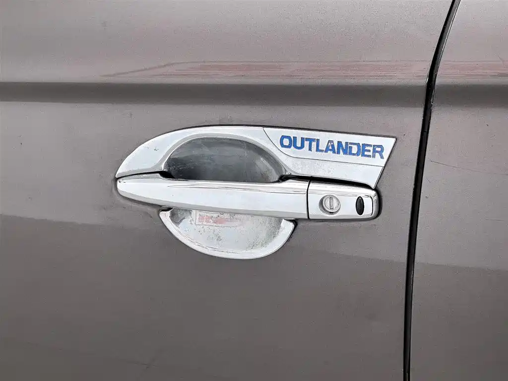 MITSUBISHI OUTLANDER