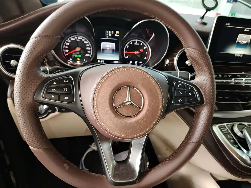 Mercedes-Benz V-Class 2017 Model V 260 Premium Edition фото 11