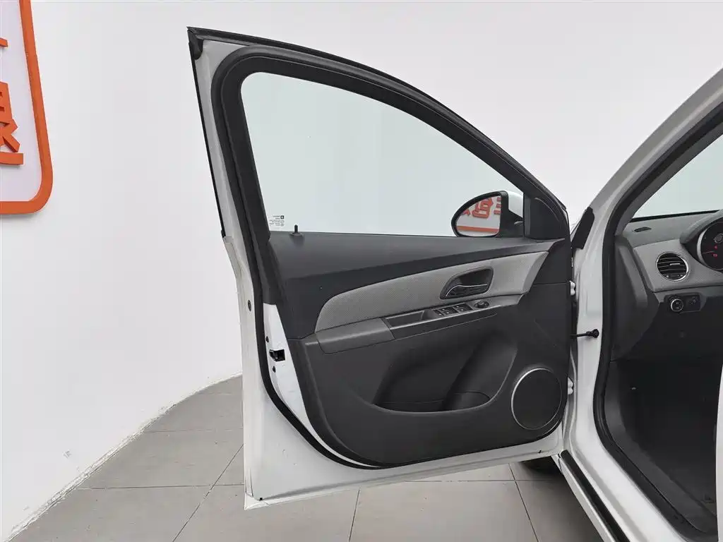 Chevrolet Cruze 2013 Model 1.8L SE AT фото 8