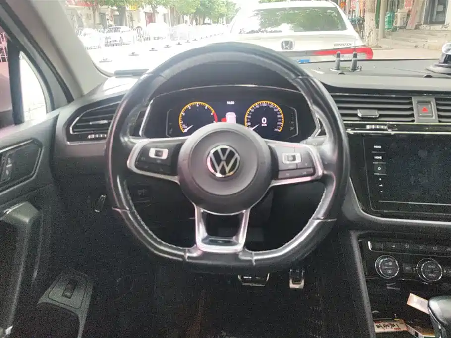 Volkswagen Tiguan L 2021 330TSI Automatic 2WD R-Line Premium фото 15