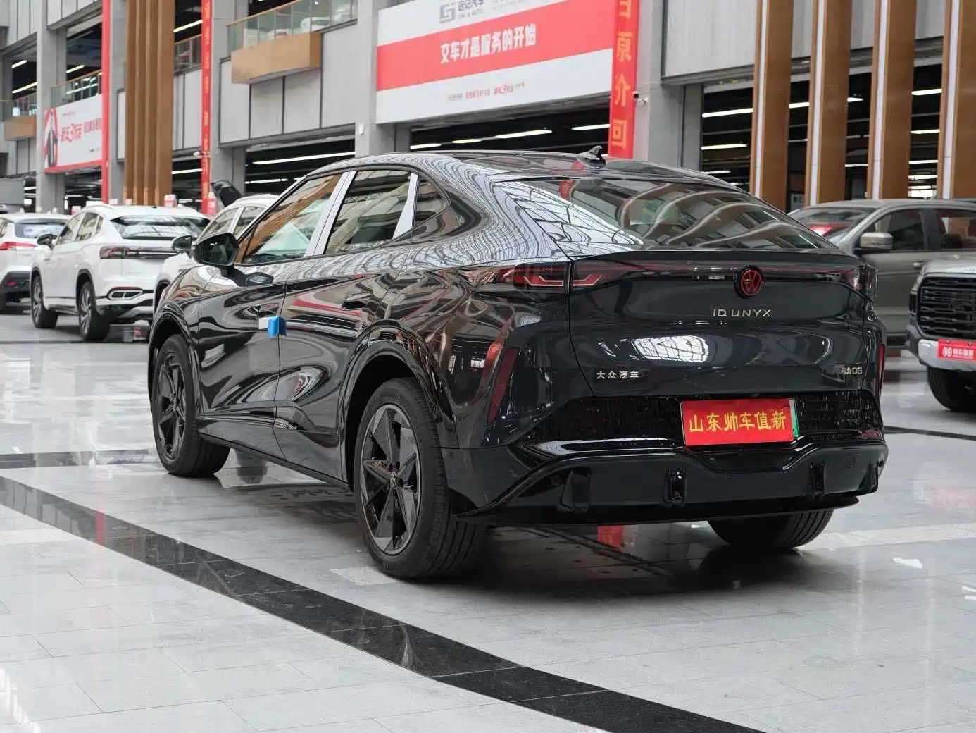 VOLKSWAGEN WITH THE CROWD 06