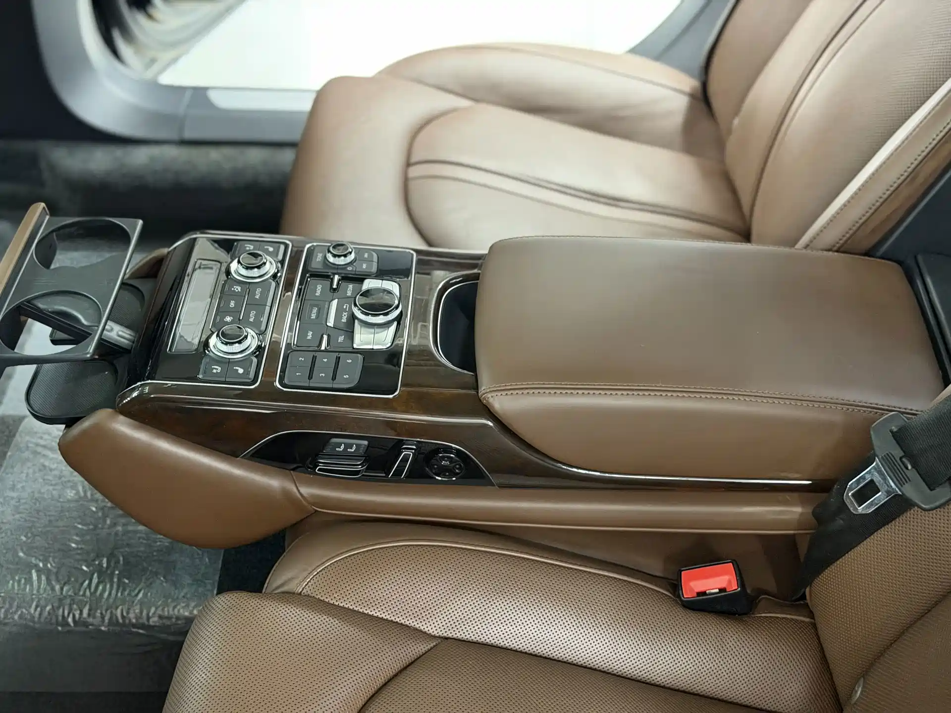 Photo 14 - Audi A8