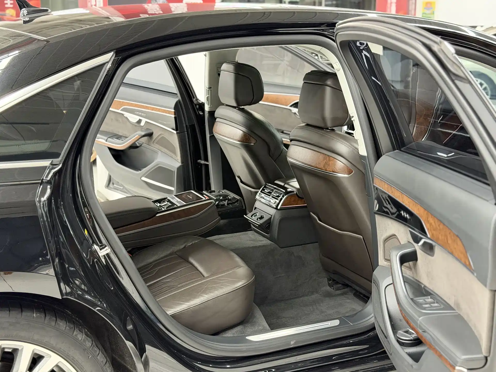 Фото 10 - Audi A8