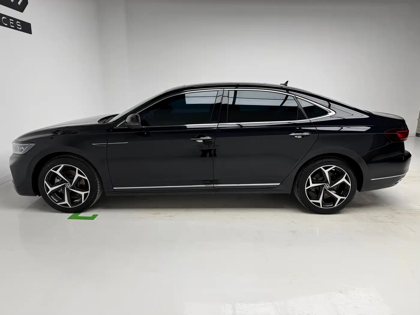 Volkswagen Passat 2024 380TSI Starlight Luxury Edition фото 9