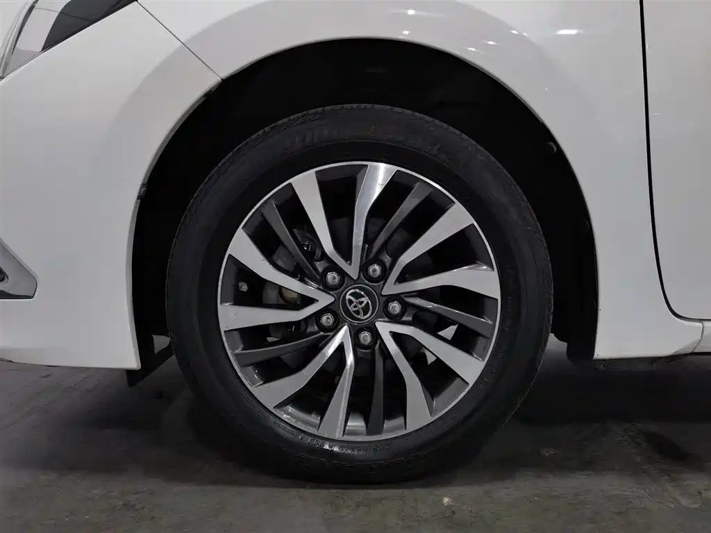 Toyota Corolla 2018 Hybrid 1.8L E-CVT Smart Edition фото 17