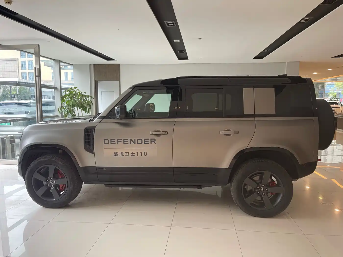 Land Rover Defender 2025 110 3.0T P400 X фото 6