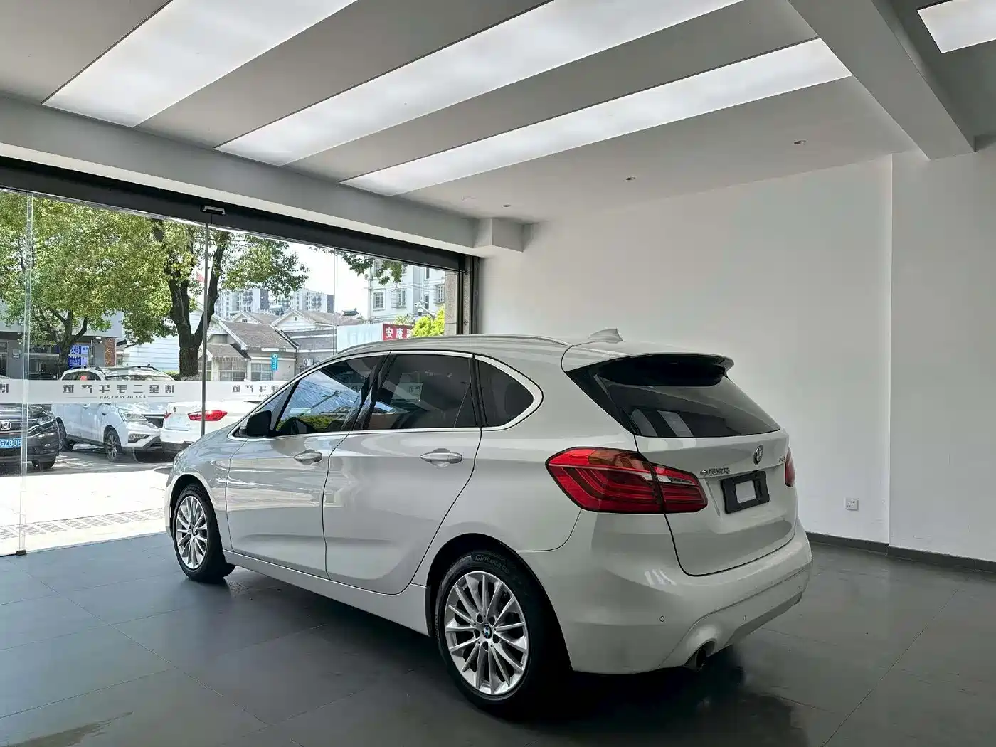 BMW 2 Series Touring 2019 218i Leading фото 7