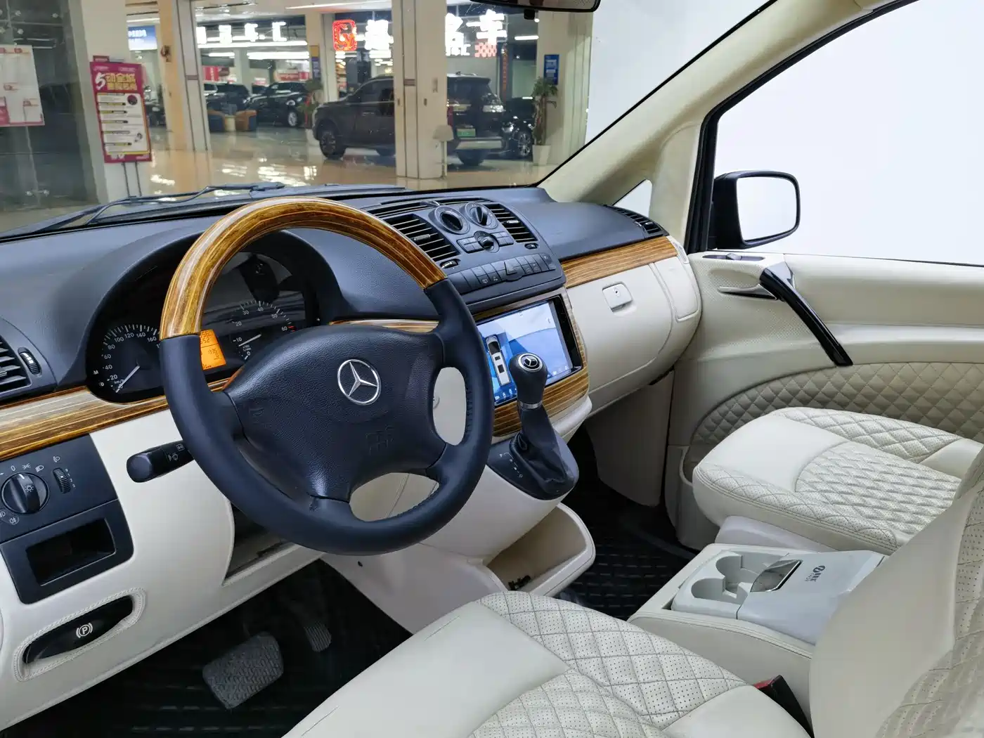 Mercedes-Benz Vito 2013 Model 3.0L Elite Edition фото 4