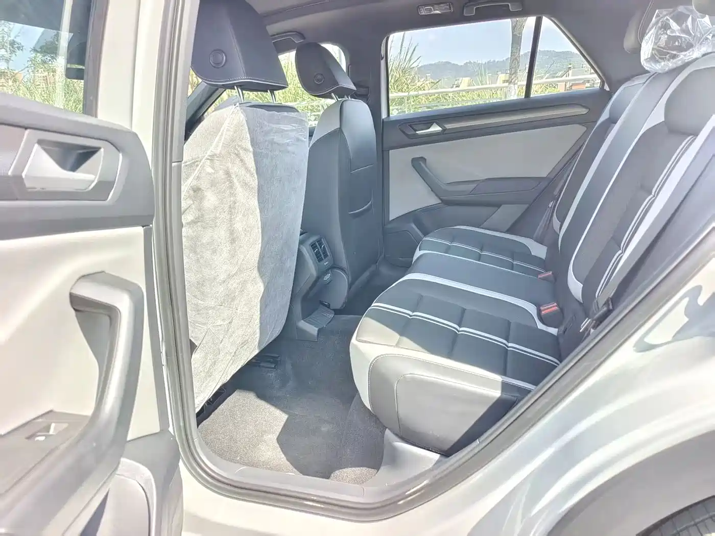 VOLKSWAGEN T-ROC EXPLORING SONGS